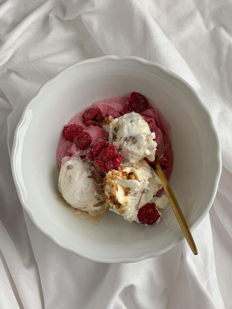 "7 Delicious Ways to Enjoy Vanilla Ice Cream with Fresh Fruit"